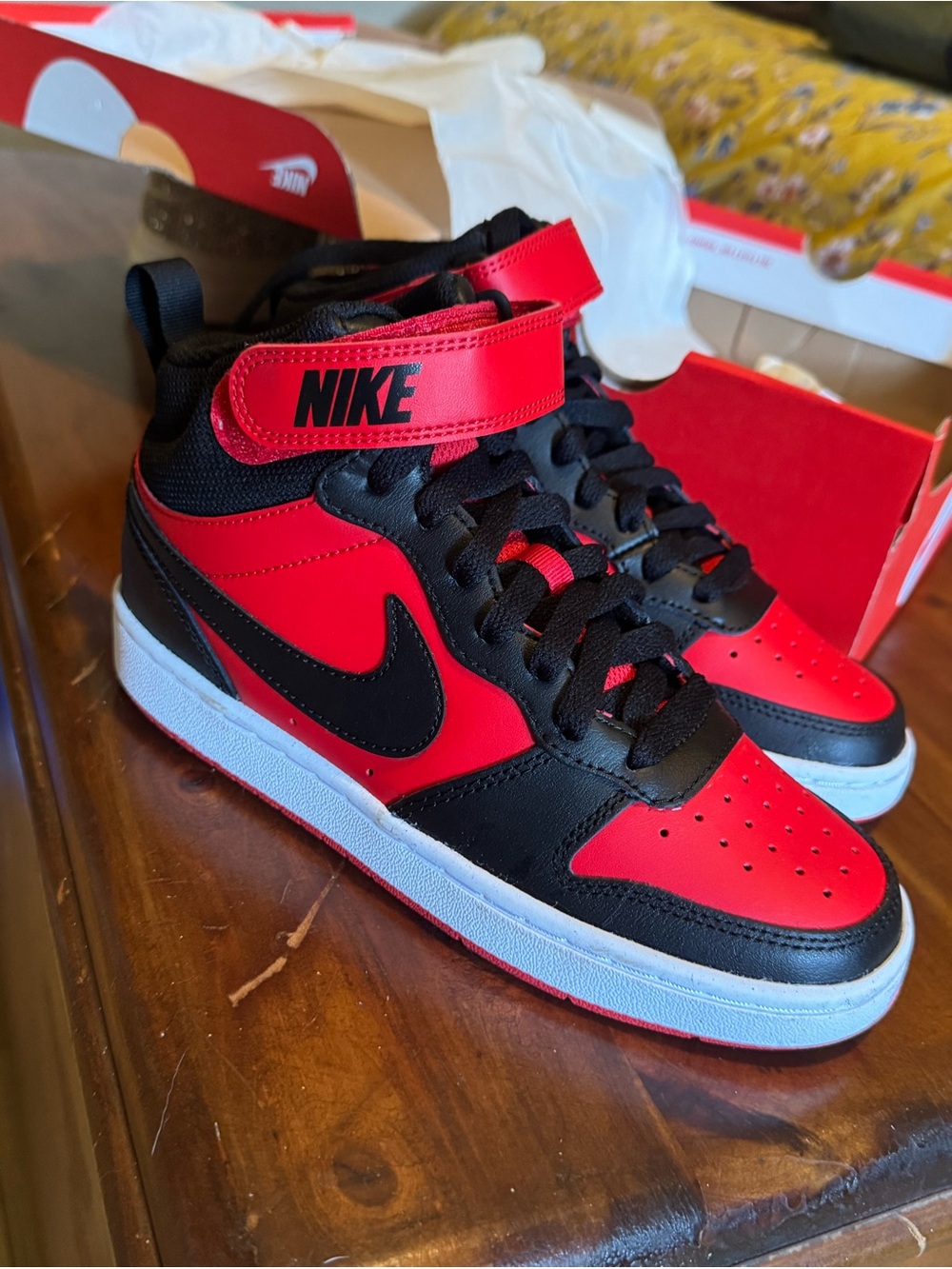 Kids Nike Court Borough Mids size 3.5Y